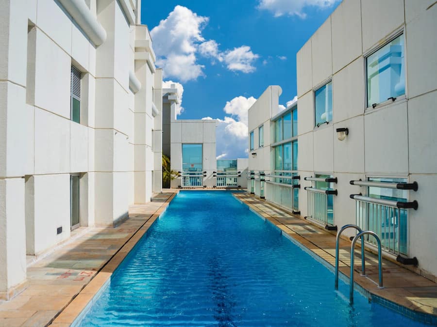 Piscina externa, espreguiçadeiras