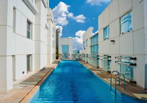 Piscine extérieure, chaises longues
