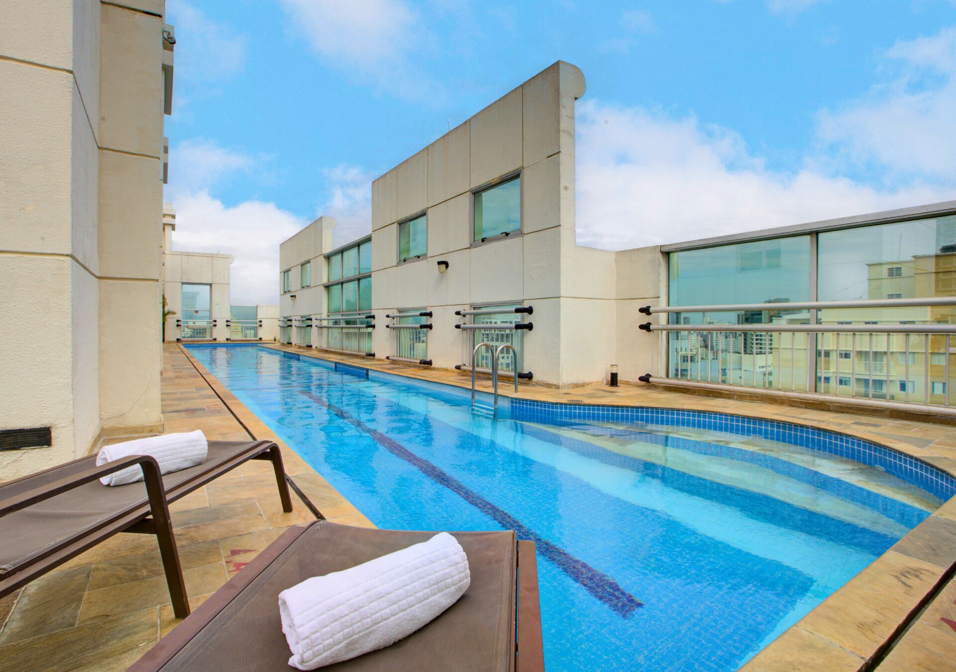 Kolam renang terbuka, kerusi lepak pantai 