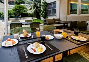 Petit déjeuner buffet servi tous les jours en supplément