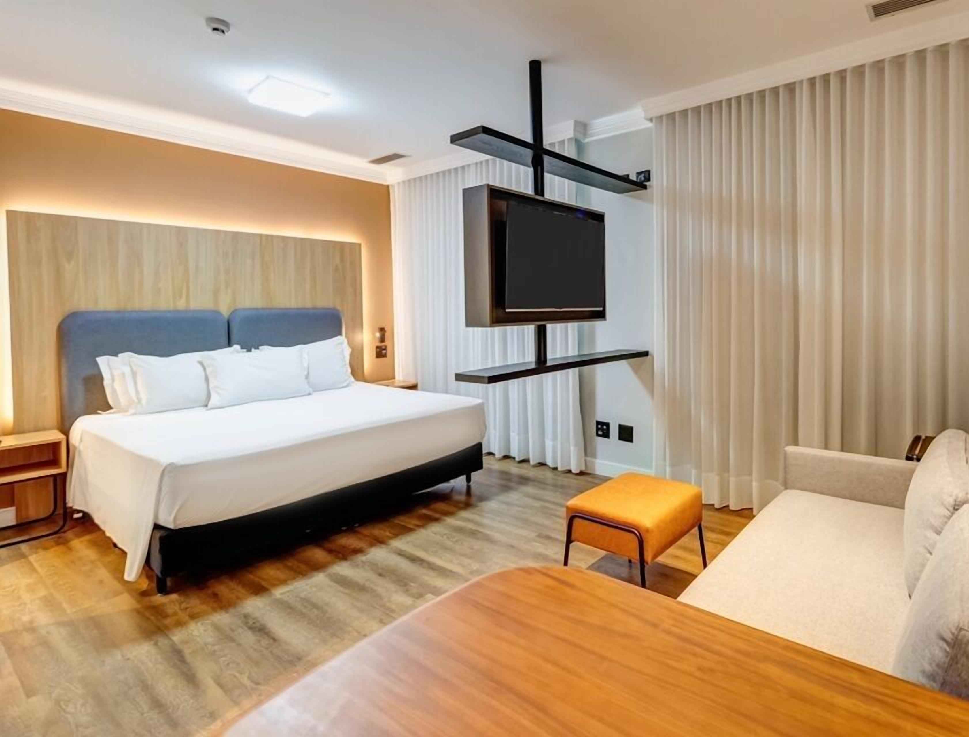 Suite familiar, 1 cama de matrimonio grande con sofá cama | Minibar, caja fuerte, escritorio y espacio para trabajar con un portátil