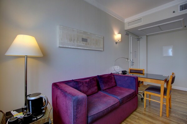 Deluxe suite, 1 kingsize bed | Een minibar, een kluis op de kamer, een bureau, een laptopwerkplek