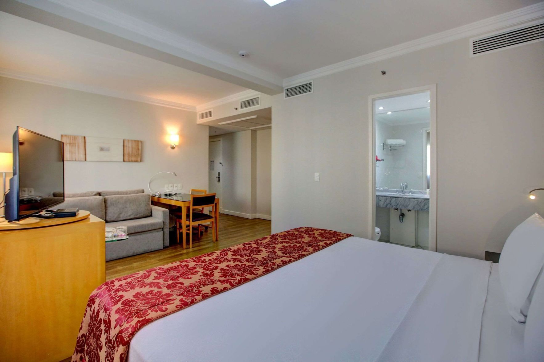 Minibar, coffres-forts dans les chambres, bureau
