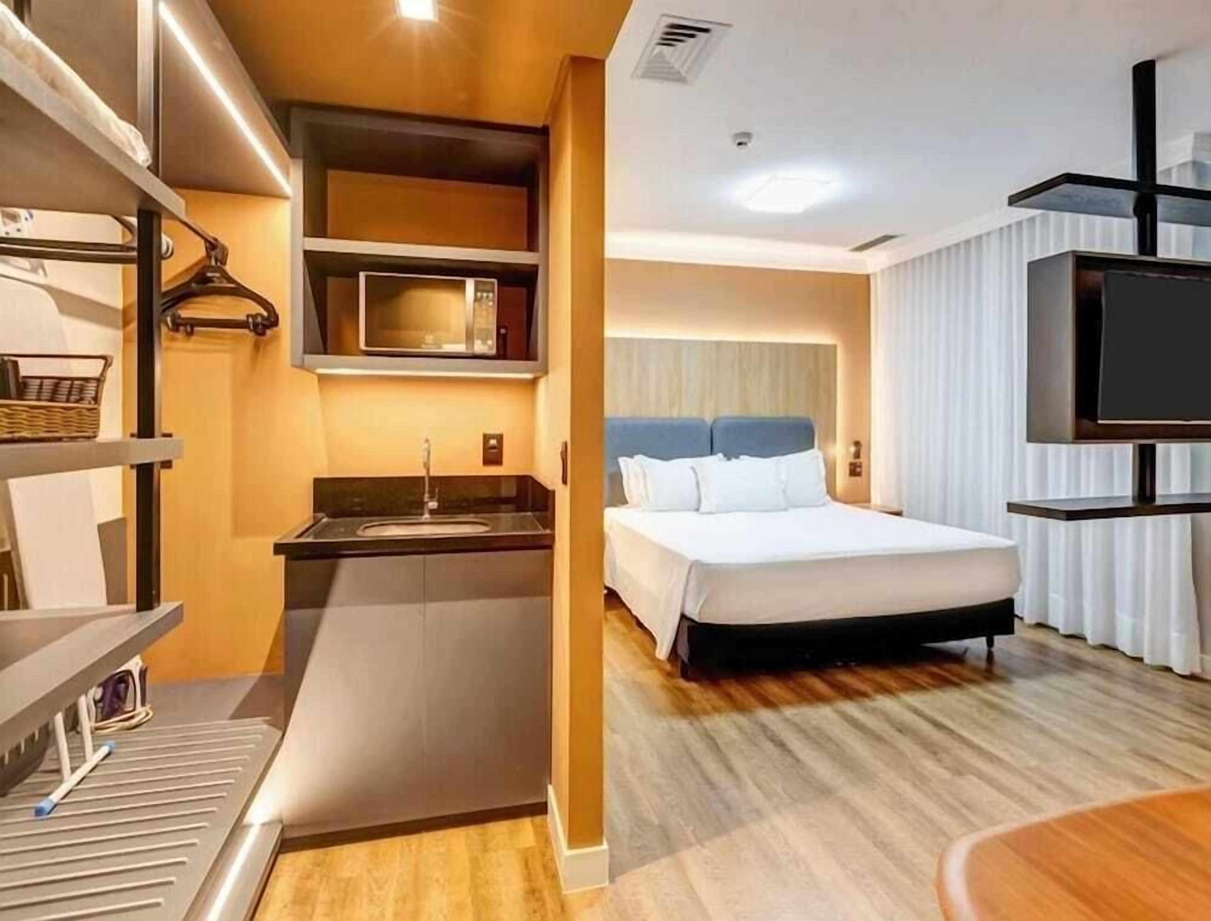 Minibar, coffres-forts dans les chambres, bureau