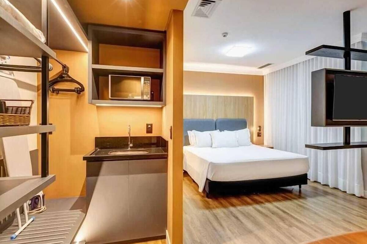 Minibar, coffres-forts dans les chambres, bureau