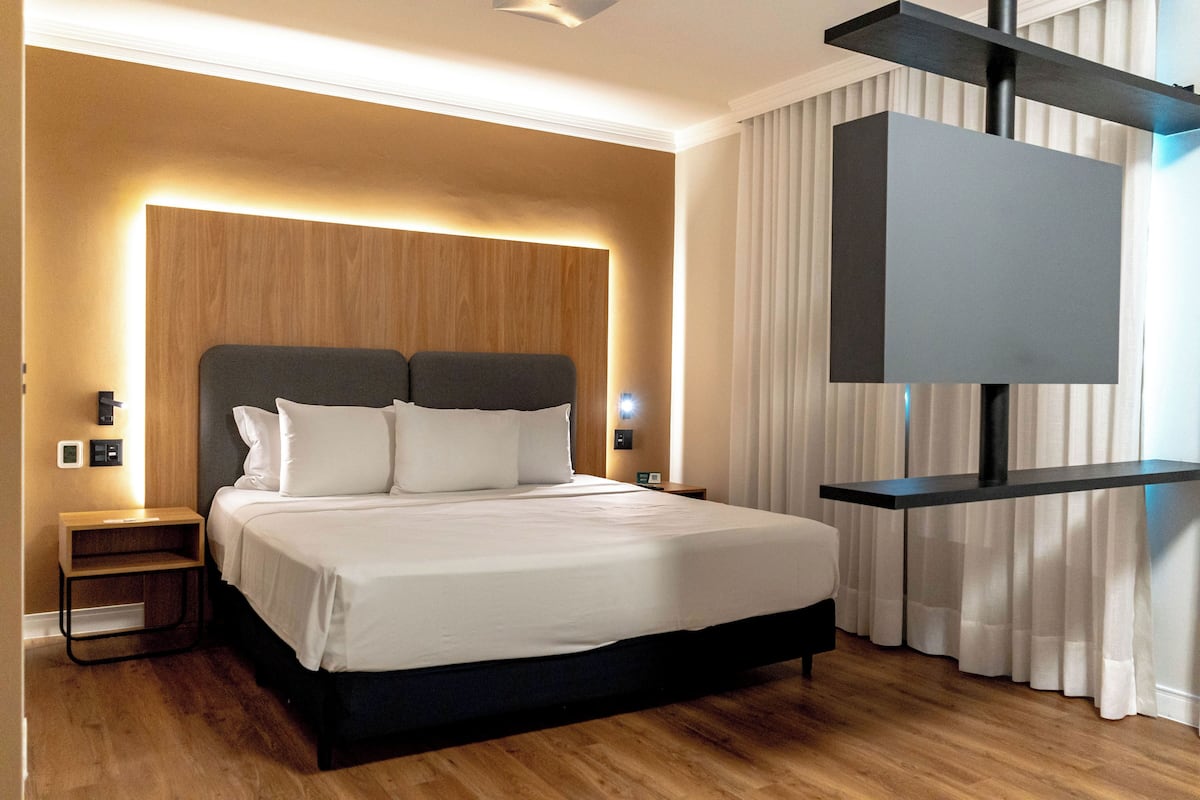 Suite familiare, 1 letto king con divano letto | 1 camera, minibar, cassaforte in camera, una scrivania