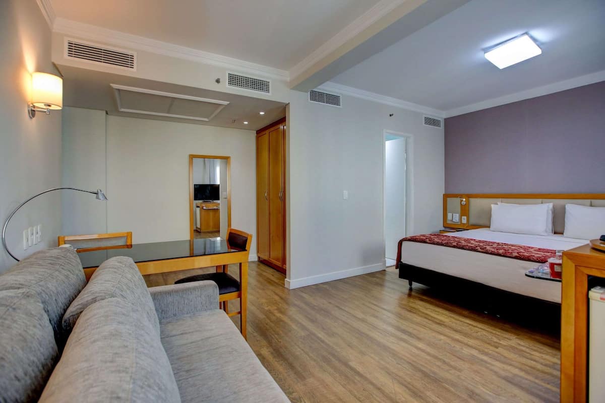 Suite Superior, letti multipli | 1 camera, minibar, cassaforte in camera, una scrivania