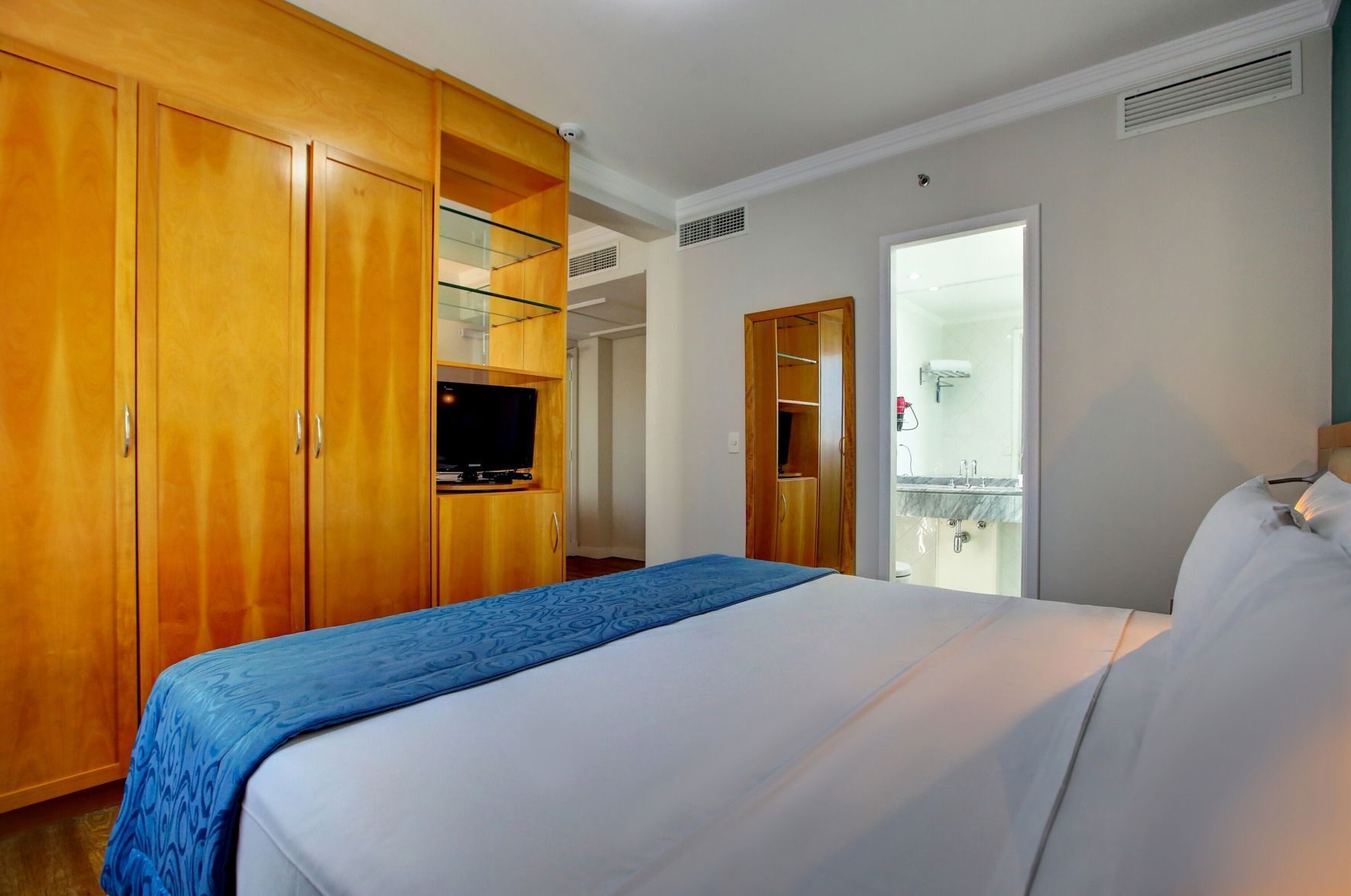 Minibar, coffres-forts dans les chambres, bureau