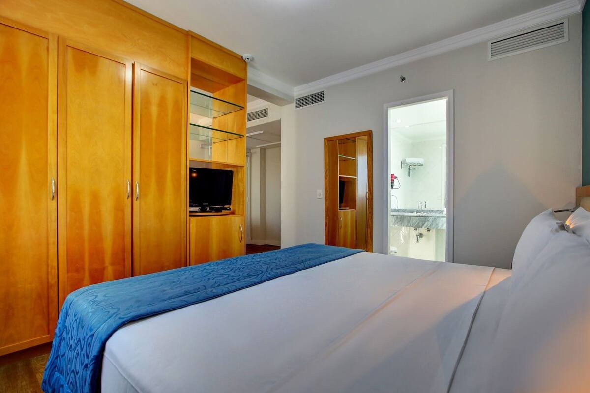 Minibar, coffres-forts dans les chambres, bureau