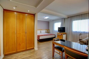 Minibar, värdeförvaringsskåp på rummet och skrivbord