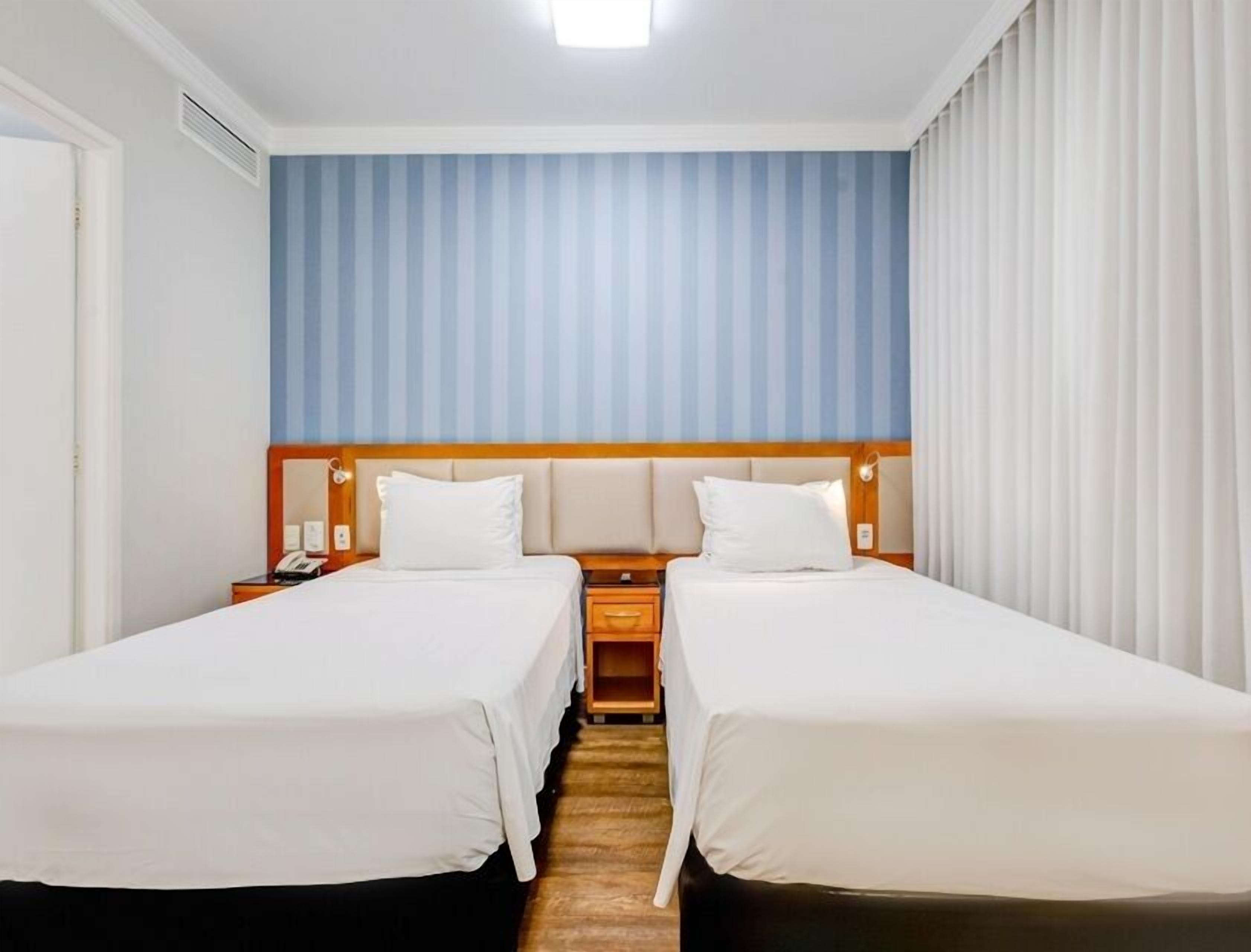 Habitación ejecutiva doble, varias camas | Minibar, caja fuerte, escritorio y espacio para trabajar con un portátil