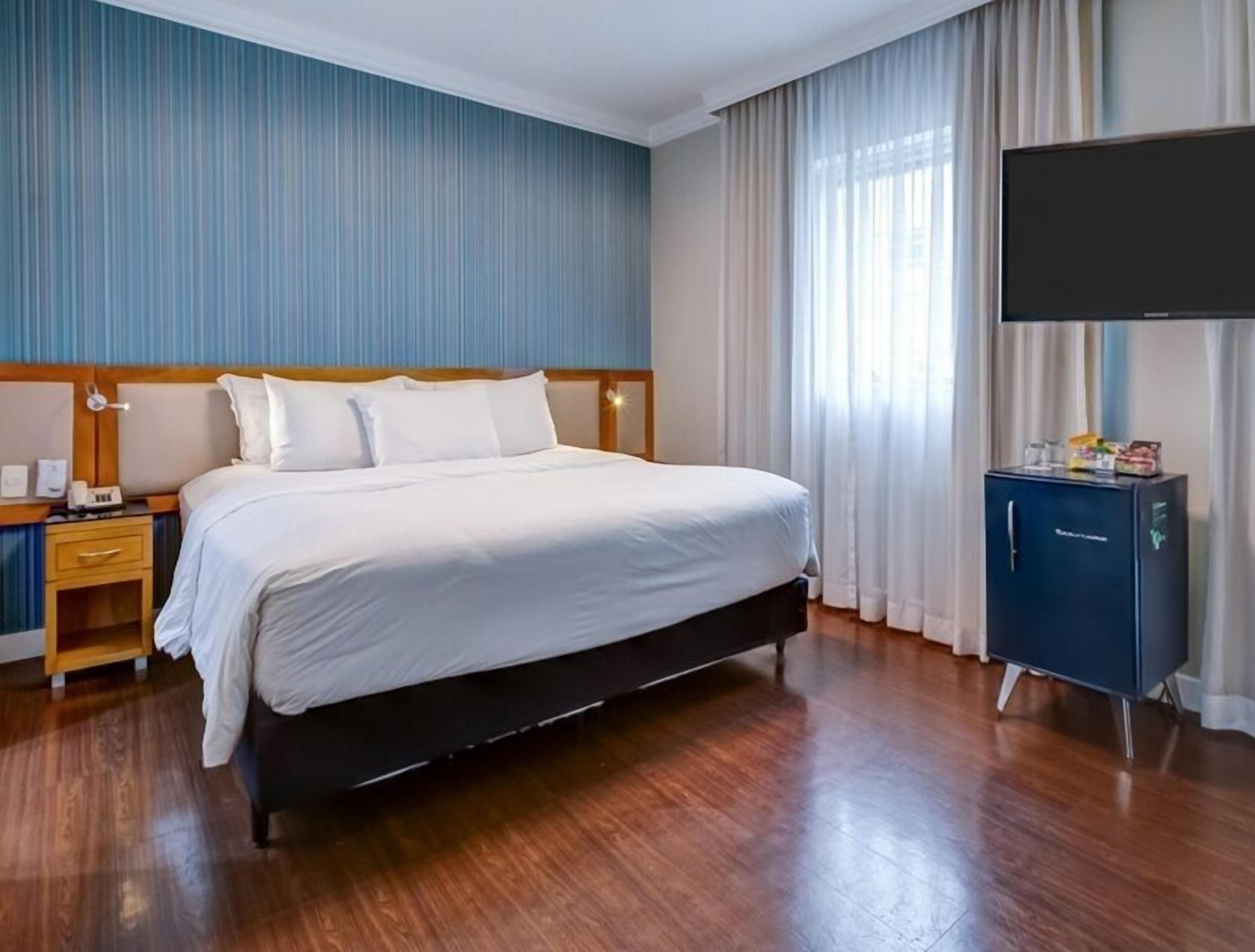 Suite Business Class | Minibar, in-room safe, desk, laptop workspace