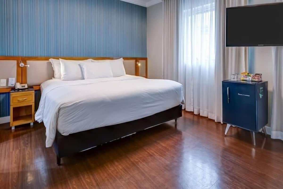 Suite Business Class | Minibar, in-room safe, desk, laptop workspace