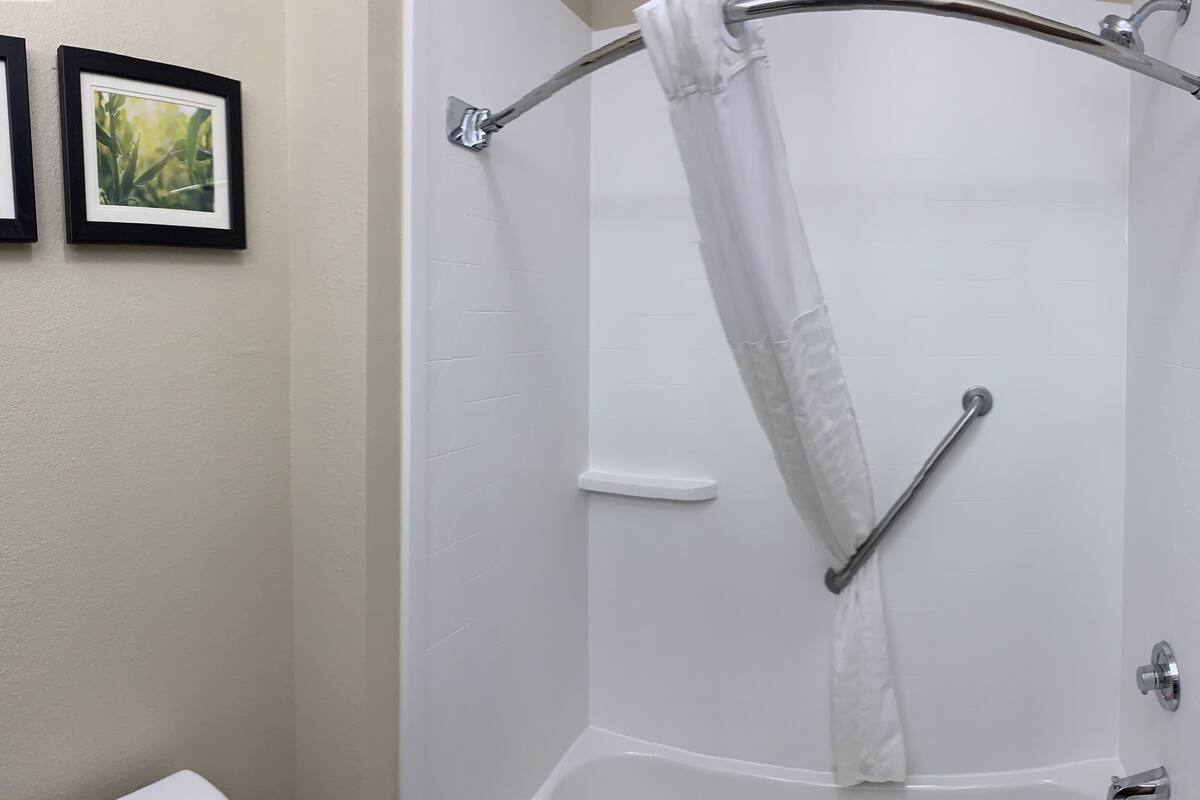 combined shower/bathtub, deep-soaking bathtub, free toiletries