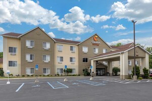 Un hotel Comfort Suites con estacionamiento y espacios de aparcamiento adaptados para discapacitados.