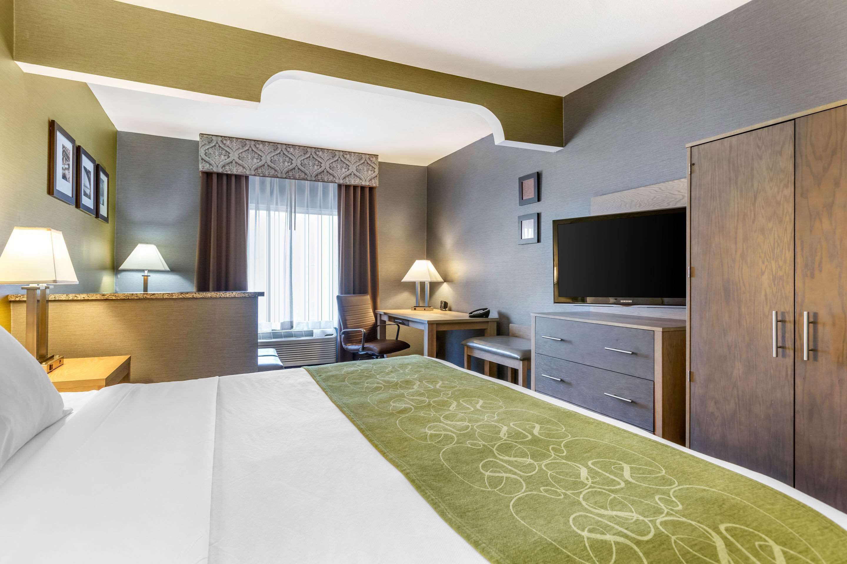 standard room, 1 king bed, non smoking | desk, blackout curtains, iron/ironing board, free wifi