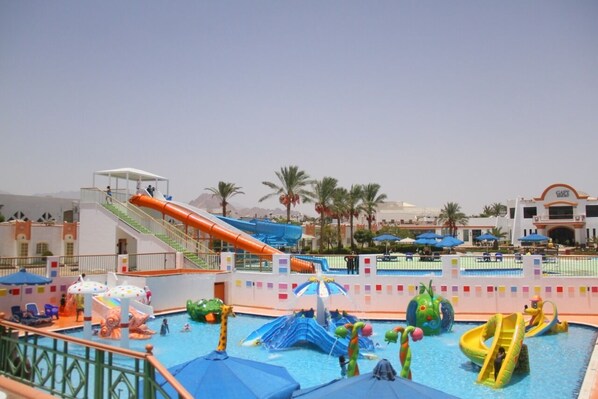 6 piscinas al aire libre, sombrillas, sillones reclinables de piscina