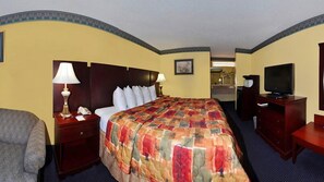 Una scrivania, ferro/asse da stiro, culle/letti per bambini