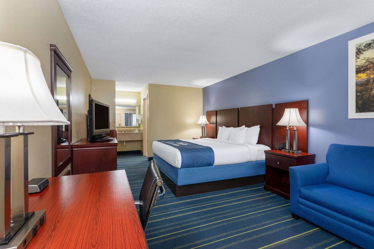 Room, 1 King Bed, Non Smoking | Desk, iron/ironing board, cribs/infant beds, rollaway beds
