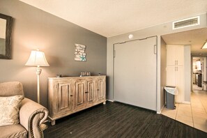 Apartamento, 1 habitación (Oceanfront) | Zona de estar | Una televisión de pantalla plana, un reproductor de DVD