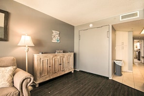 Apartamento, 1 habitación (Oceanfront) | Zona de estar | Una televisión de pantalla plana, un reproductor de DVD