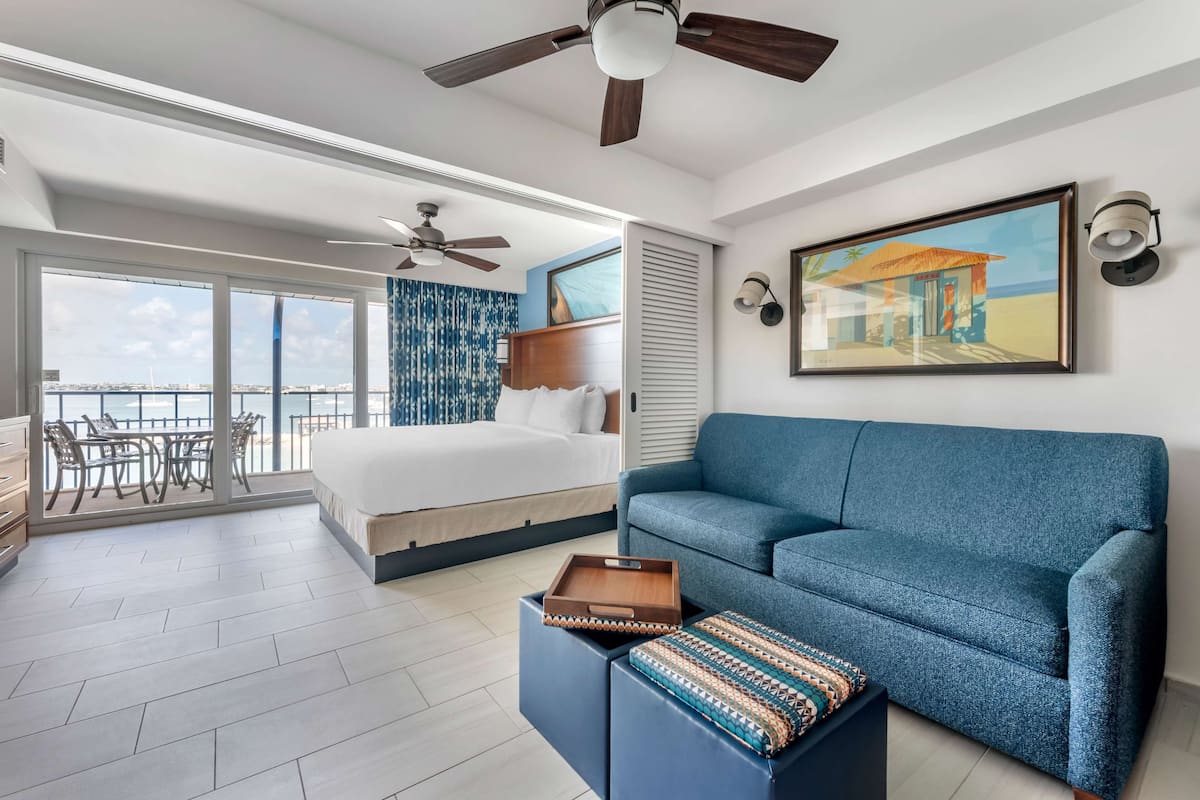Studio Ocean Front View with King | Wohnzimmer | 32-Zoll-Flachbildfernseher mit Satellitenempfang, Fernseher