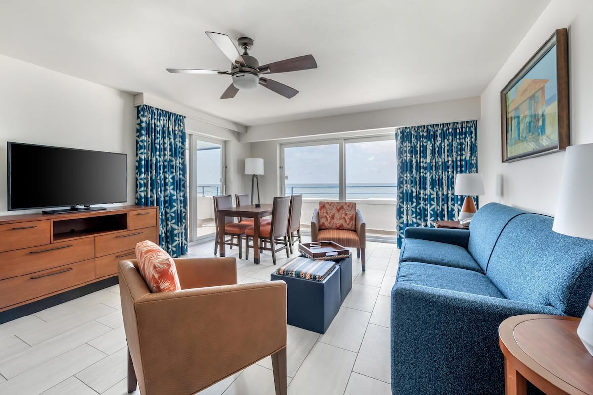 1 Bedroom Ocean Front King Suite | Wohnbereich