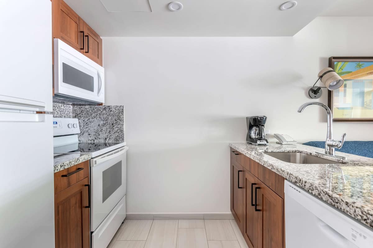 full-sized fridge, microwave, oven, stovetop