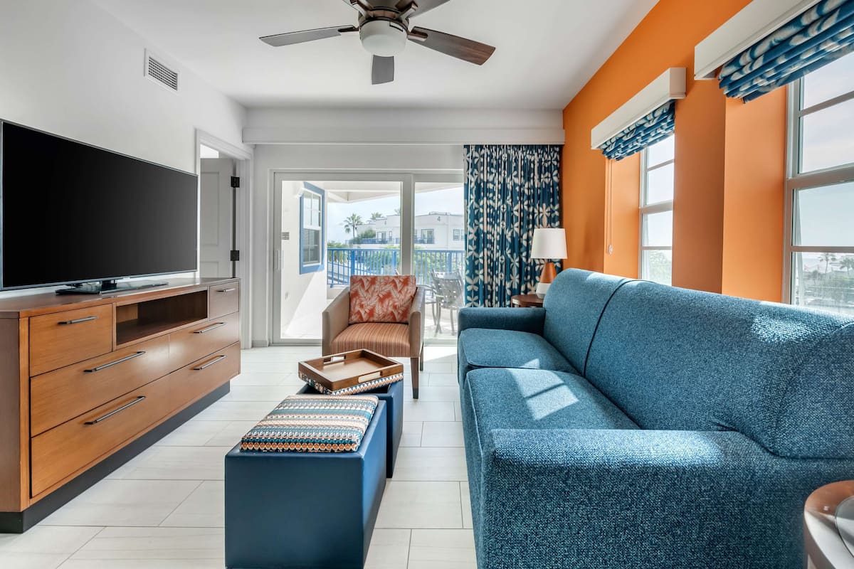 1 Bedroom King Plus Suite Partial Ocean View | Wohnbereich | 32-Zoll-Flachbildfernseher mit Satellitenempfang, Fernseher
