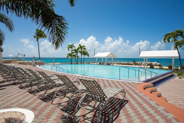 Piscine extérieure, chaises longues