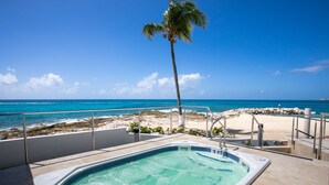 Une piscine avec vue sur la plage et l’océan.
