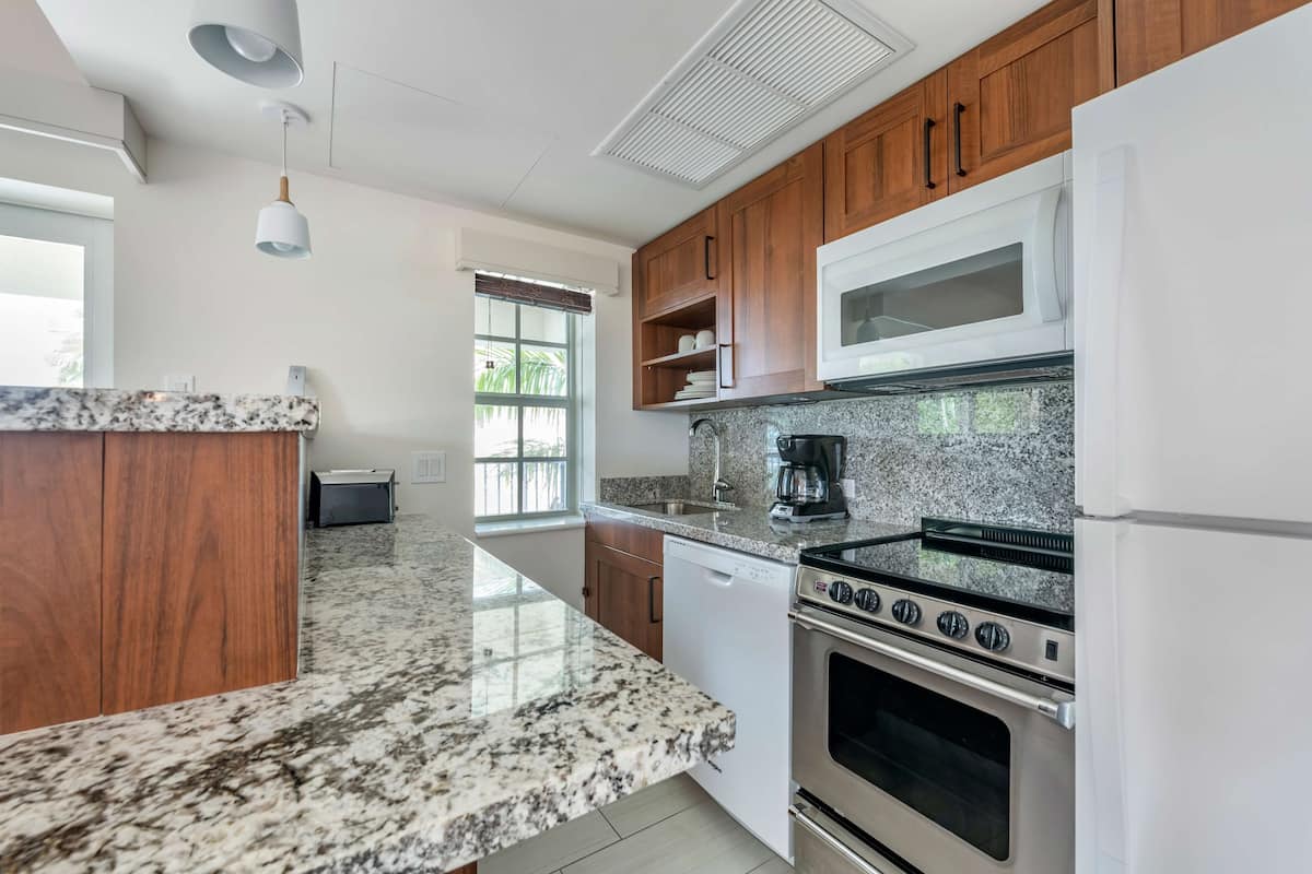 full-sized fridge, microwave, oven, stovetop