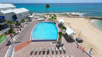 Piscine extérieure, chaises longues