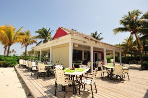 2 restaurantes; se sirven desayunos, almuerzos, cenas y cocina caribeña 