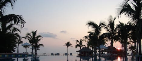 Piscine extérieure, parasols de plage, chaises longues