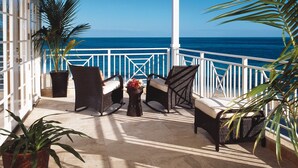 Suite, 2 chambres, en front de mer | Balcon