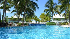 Piscine extérieure, parasols de plage, chaises longues