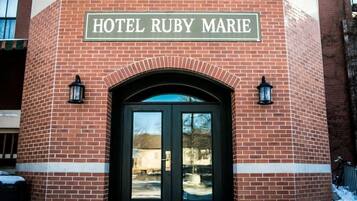 Un bâtiment en briques sur lequel on peut lire l’inscription : « HÔTEL RUBY MARIE ».