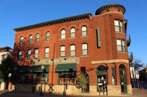 Un edificio histórico con un letrero que dice 'Hotel Ruby Marie'.