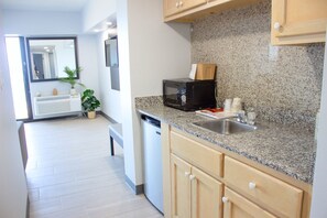Bathtub, free toiletries, hair dryer, towels