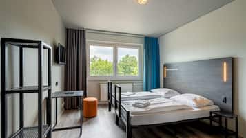 Habitación con 2 camas individuales | Escritorio, cortinas opacas, wifi gratis y ropa de cama