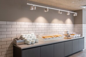 Desayuno buffet diario (EUR 11.90 por persona)