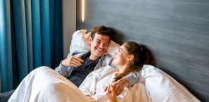 Escritorio, cortinas blackout, wifi gratis y ropa de cama