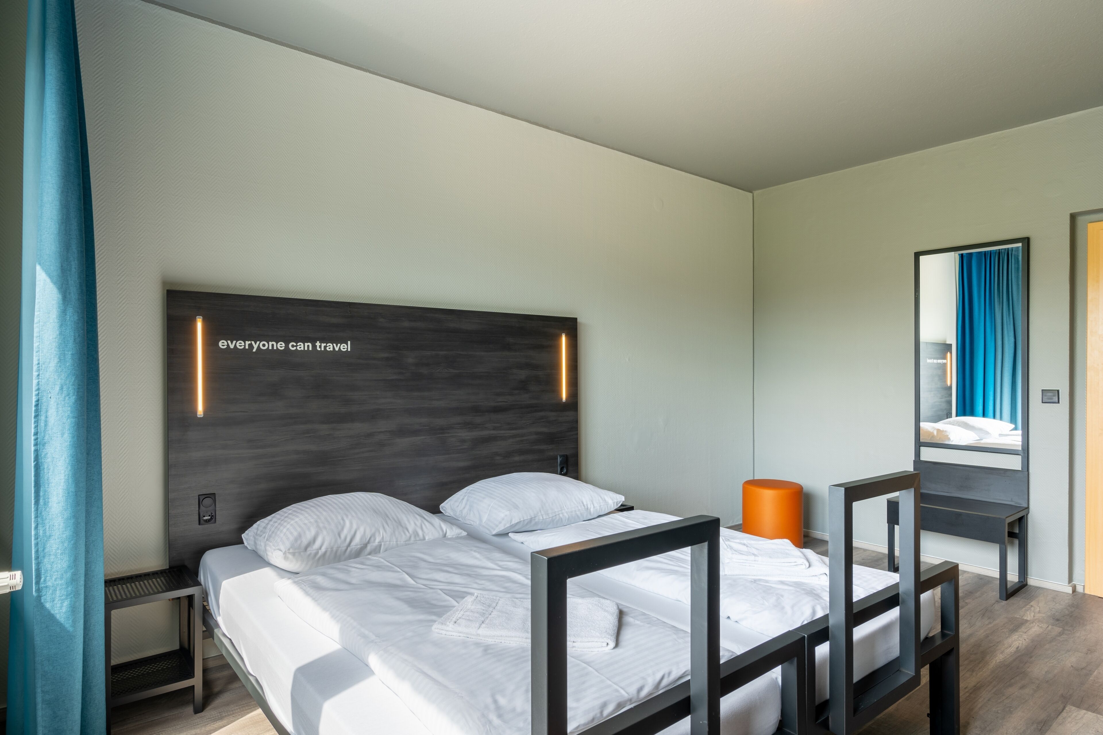 シングルルーム | デスク、遮光カーテン、WiFi (無料)、ベッドシーツ