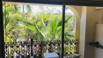 Suite junior, 2 camas matrimoniales, vista al jardín | Vista desde la habitación