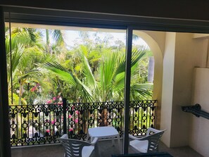 Suite junior, 2 camas matrimoniales, vista al jardín | Vista desde la habitación