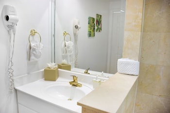 Combined shower/tub, free toiletries, hair dryer, towels at Beach Park Hotel