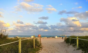 Una spiaggia nelle vicinanze, sabbia bianca, pallavolo, surf