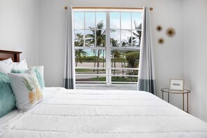 In-room safe, desk, laptop workspace, iron/ironing board - Beach Park Hotel (Miami Beach)