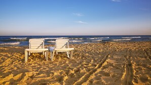 Two white beach chairs facing the ocean. - Beach Park Hotel (Miami Beach)